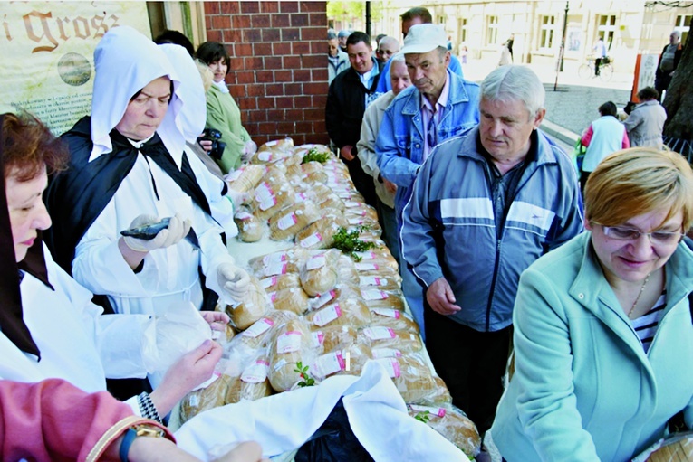▲	Rozdawanie chleba, rybek i grosza. Wielkopiątkowa akcja Kobiet Europy w 2019 r. 