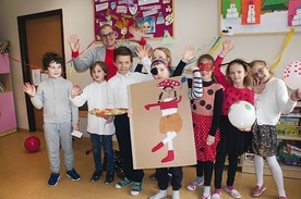 ▲	Uczniowie klasy II przygotowali prezentację dotyczącą karnawałowych tradycji w Polsce.