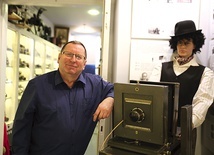 Antoni Florczak, twórca prywatnego Muzeum Fotografii w Janowie Lubelskim. 