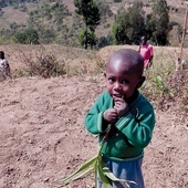 Mała Denis ssie trawę, aby zaspokoić głód, który w krajach afrykańskich ciągle jest obecny. 