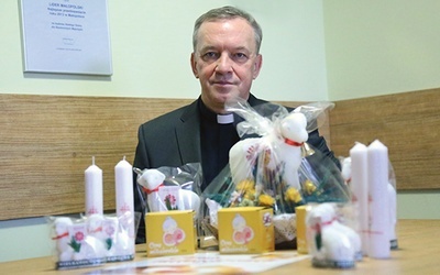 – Jak co roku diecezjalna Caritas przygotowała baranki, paschaliki  i skarbonki dla dzieci – mówi ks. Zbigniew Pietruszka.