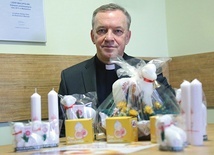 – Jak co roku diecezjalna Caritas przygotowała baranki, paschaliki  i skarbonki dla dzieci – mówi ks. Zbigniew Pietruszka.