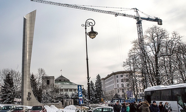 Pomnik AK i PPP odsłonięty w 1999 r. przed budynkiem Sejmu.