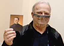 Józef Wilczak z obrazkiem bł. ks. Michaela McGivneya.