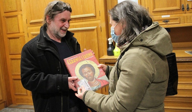 Słuchacze wykładu Jarosława Giemzy mogli zakupić u niego okazałe dzieło jego autorstwa "Cerkwie i ikony Łemkowszczyzny".