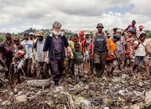 Wielu podopiecznych założonej przez Pedro Opekę organizacji o nazwie Akamasoa utrzymuje się z pozyskiwania surowców wtórnych na największym wysypisku śmieci w Antananarywie.