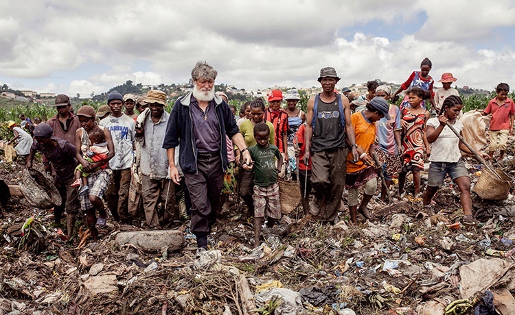 Wielu podopiecznych założonej przez Pedro Opekę organizacji o nazwie Akamasoa utrzymuje się z pozyskiwania surowców wtórnych na największym wysypisku śmieci w Antananarywie.