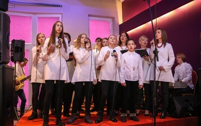 Koncert zaśpiewała schola "NieBo Tak!".