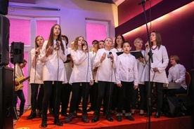 Koncert zaśpiewała schola "NieBo Tak!".