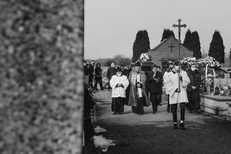 Ostatnie pożegnanie śp. Wojciecha Wawrzyniaka w Kętach - męża, taty, pasjonata narciarstwa