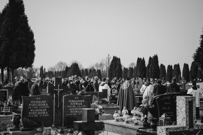 Ostatnie pożegnanie śp. Wojciecha Wawrzyniaka w Kętach - męża, taty, pasjonata narciarstwa