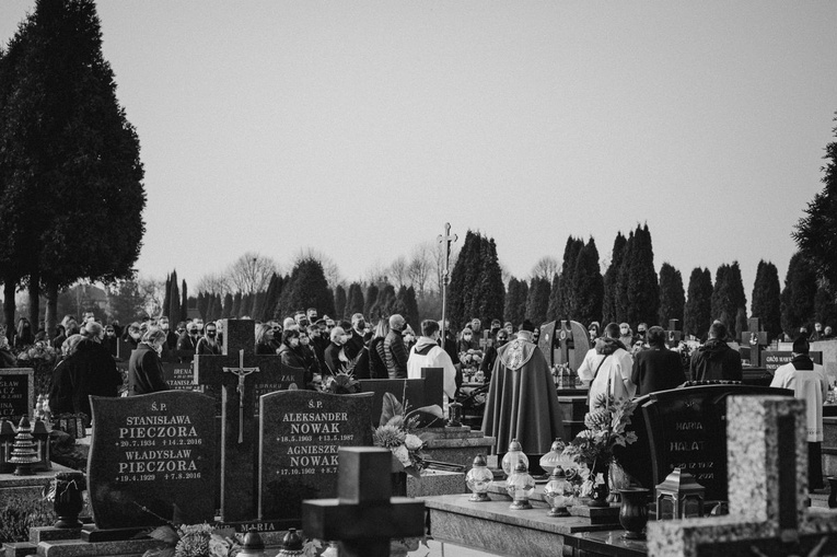 Ostatnie pożegnanie śp. Wojciecha Wawrzyniaka w Kętach - męża, taty, pasjonata narciarstwa