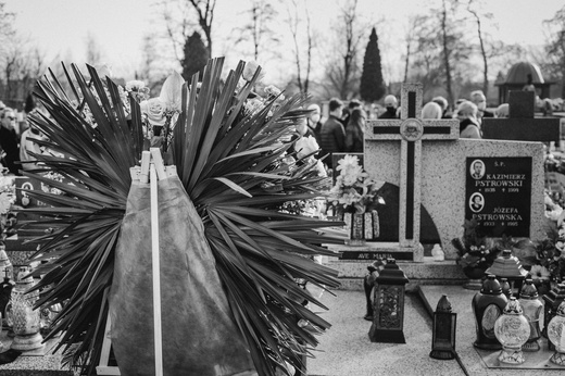 Ostatnie pożegnanie śp. Wojciecha Wawrzyniaka w Kętach - męża, taty, pasjonata narciarstwa