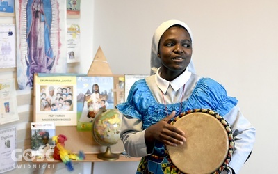 S. Catherine Ayila SSPC w czasie nauki jednej z nigeryjskich piosenek.