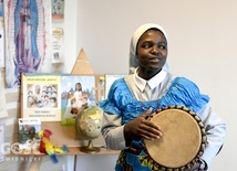 S. Catherine Ayila SSPC w czasie nauki jednej z nigeryjskich piosenek.