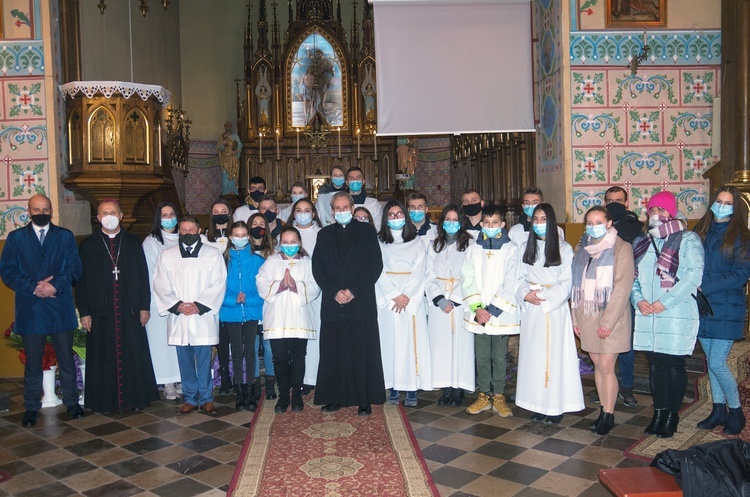 Pamiątkowe zdjęcie bp. Markiem Solarczykiem i służbą liturgiczną. Ks. Jan Rudniewski w środku.