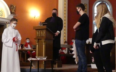 Scena sądu nad Jezusem przygotowana przez młodzież ze wspolnoty "Chęci+" w Straconce dla ich młodszych kolegów.