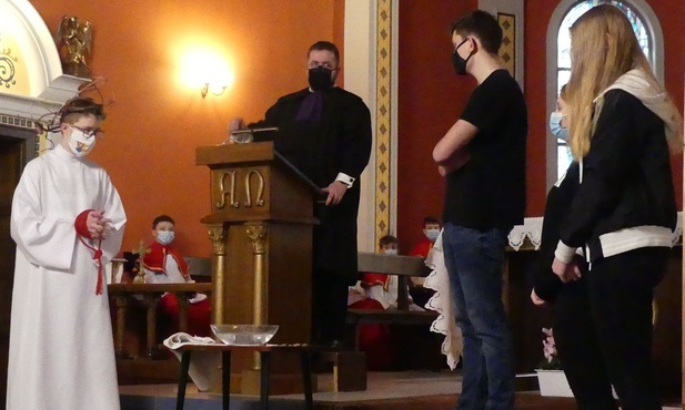 Scena sądu nad Jezusem przygotowana przez młodzież ze wspolnoty "Chęci+" w Straconce dla ich młodszych kolegów.