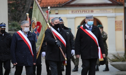 Uroczysty przemarsz po Mszy św. pod Golgotę.