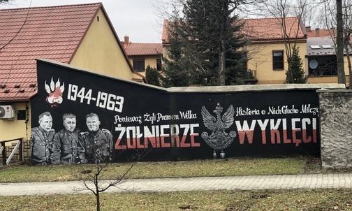 Kwiaty trafiły też pod andrychowski mural dedykowany żołnierzom wyklętym.