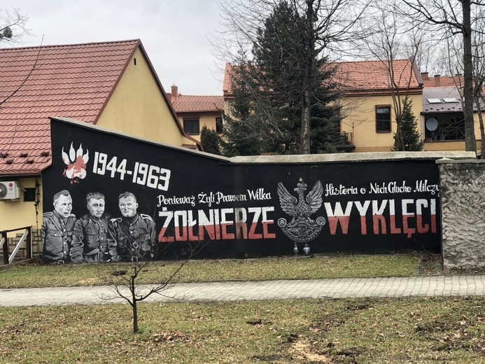 Kwiaty trafiły też pod andrychowski mural dedykowany żołnierzom wyklętym.