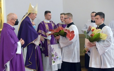 Życzenia od seminaryjnej społeczności dla bp. Piotra Turzyńskiego.