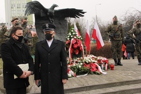 Pod pomnikiem delegacje złożyły kwiaty.