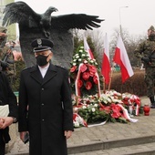 Pod pomnikiem delegacje złożyły kwiaty.