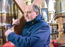 W każdy piątek Wielkiego Postu wierni idą za kapłanem  na Kalwarię Warmińską.