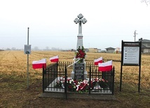 Przydrożny obelisk, odnowiony w 2018 r., przypomina o losach partyzantów. Do dziś nie wiadomo, dokąd komuniści zabrali ich ciała.