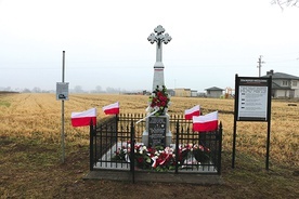 Przydrożny obelisk, odnowiony w 2018 r., przypomina o losach partyzantów. Do dziś nie wiadomo, dokąd komuniści zabrali ich ciała.