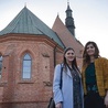 Basia Kobylarczyk (z prawej) i Ewelina Górska zapraszają do wspólnej modlitwy w kościele św. Wacława.
