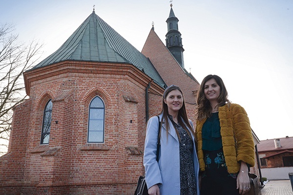 Basia Kobylarczyk (z prawej) i Ewelina Górska zapraszają do wspólnej modlitwy w kościele św. Wacława.