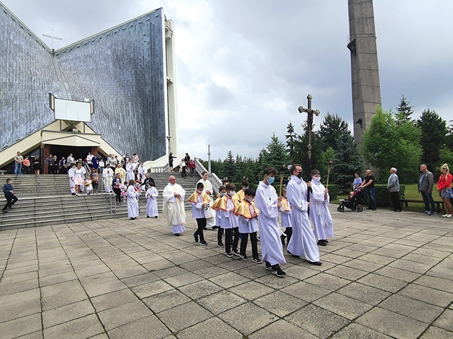 Oryginalna architektura przykuwa wzrok.