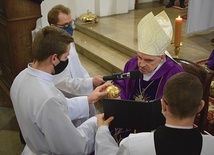 Posług liturgicznych udzielił alumnom biskup sandomierski. 