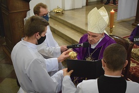 Posług liturgicznych udzielił alumnom biskup sandomierski. 