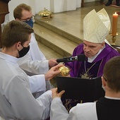 Posług liturgicznych udzielił alumnom biskup sandomierski. 