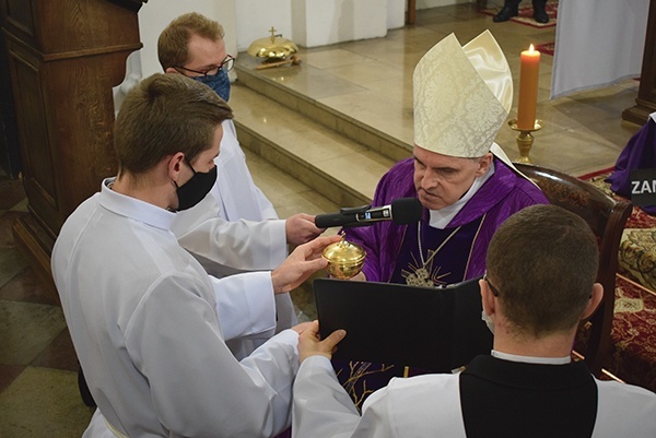 Posług liturgicznych udzielił alumnom biskup sandomierski. 