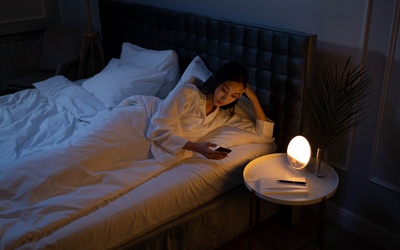 Badanie: Uzależnienie od smartfona rujnuje sen, ale można z tym walczyć