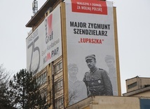 Olsztyn. Odsłonięto baner poświęcony Zygmuntowi Szendzielarzowi ps. Łupaszka