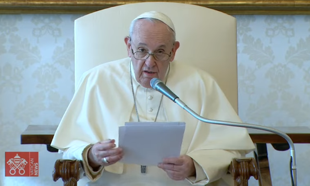 Papież Franciszek podczas wygłaszania katechezy