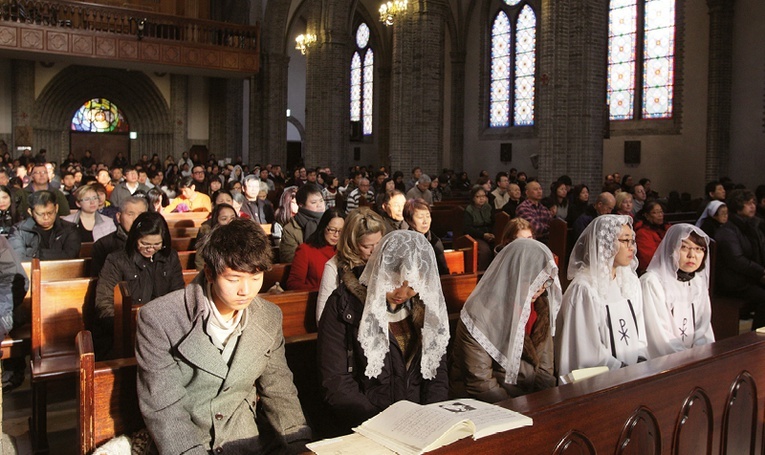 Wierni w katedrze w Seulu.