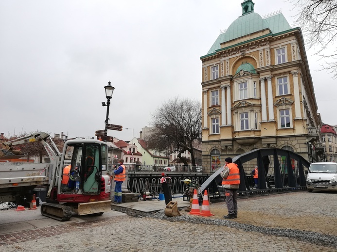 Bielsko-Biała. Most na rzece Białej upodobnił się do swojego XIX-wiecznego pierwowzoru