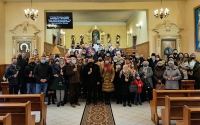 Po Mszy św. z wiernymi w Grzmucinie ks. Jacek Kucharski (z prawej) i ks. Tadeusz Mazur.