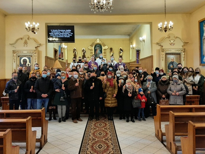 Po Mszy św. z wiernymi w Grzmucinie ks. Jacek Kucharski (z prawej) i ks. Tadeusz Mazur.