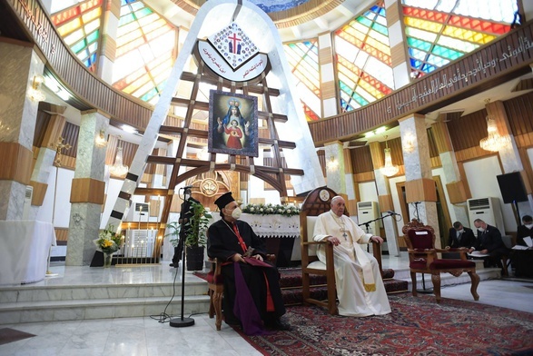 Franciszek w katedrze Matki Bożej Zbawienia obrządku syrokatolickiego w Bagdadzie