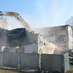 Wyburzanie hali kongresowej w Radomiu