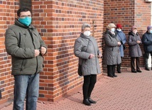 Legnica. Flash mob pod kościołem