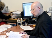 Ks. Marek Korgul, wikariusz biskupi ds. katechezy, sprawdzający ubiegłoroczne prace konkursowe.