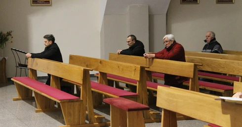 Mężczyźni na modlitwie